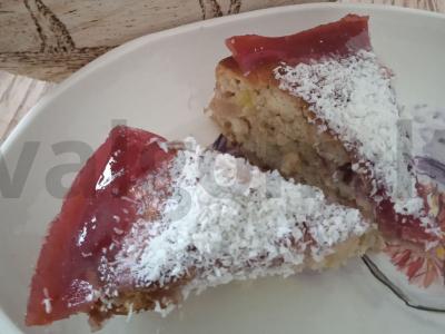 Obuolių ir braškių pyragas su kokosų drožlėmis pagrindine nuotrauka