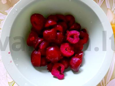 Smuzi su vyšniomis ir pitahaja Žingsnis 1