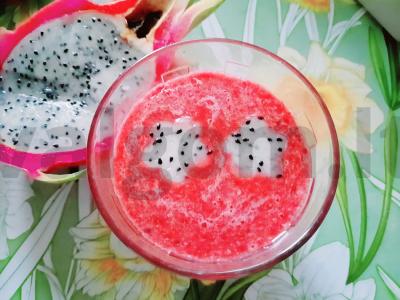 Smuzi su vyšniomis ir pitahaja pagrindine nuotrauka