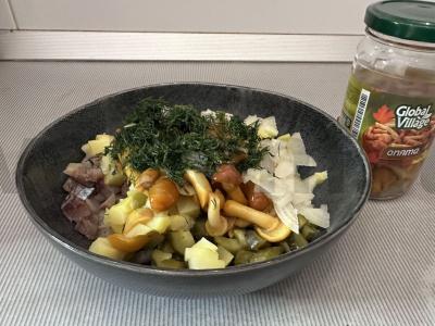 Grybų, silkių ir daržovių salotas Žingsnis 5