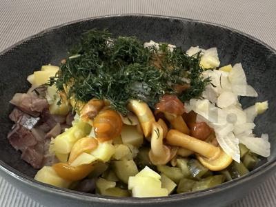 Grybų, silkių ir daržovių salotas pagrindine nuotrauka