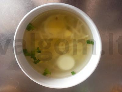 Sriuba su kiaušinių makaronais ir kiaušiniu pagrindine nuotrauka