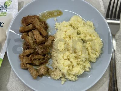 Troškinta kiauliena su kuskusu vakarienei pagrindine nuotrauka