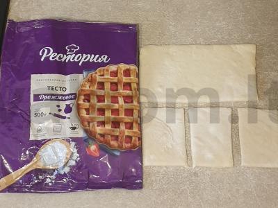 Sluoksniuotos tešlos su dešrelėmis ir pomidorų padažu Žingsnis 1