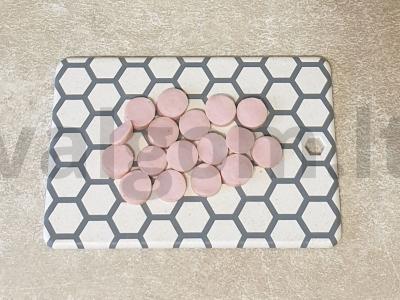 Sluoksniuotos tešlos su dešrelėmis ir pomidorų padažu Žingsnis 2