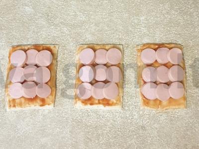 Sluoksniuotos tešlos su dešrelėmis ir pomidorų padažu Žingsnis 3