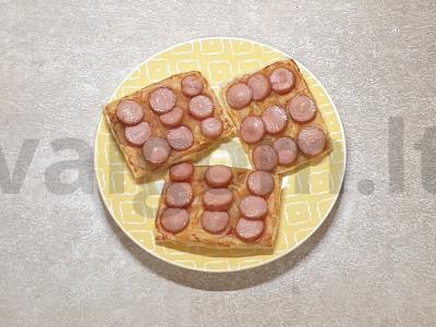 Sluoksniuotos tešlos su dešrelėmis ir pomidorų padažu pagrindine nuotrauka