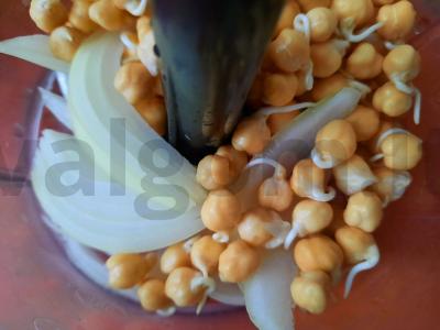 Avinžirnių ir bulvių blynas su daržovėmis Žingsnis 1