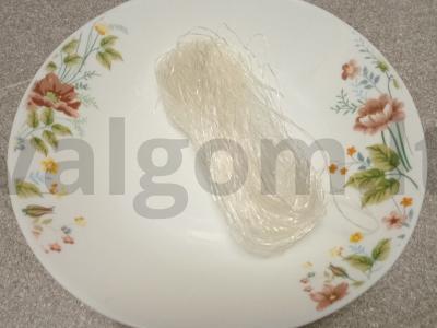 Funchosų salotos su morkomis ir agurkais Žingsnis 1