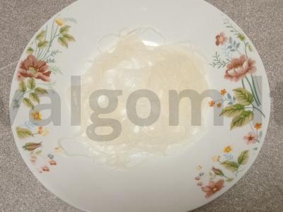 Funchosų salotos su morkomis ir agurkais Žingsnis 2