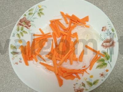 Funchosų salotos su morkomis ir agurkais Žingsnis 3