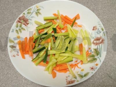 Funchosų salotos su morkomis ir agurkais Žingsnis 4