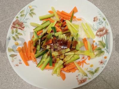 Funchosų salotos su morkomis ir agurkais Žingsnis 6