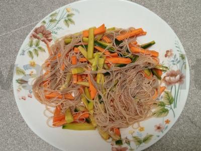 Funchosų salotos su morkomis ir agurkais Žingsnis 7