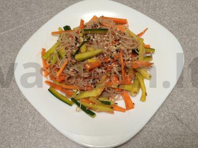 Funchosų salotos su morkomis ir agurkais pagrindine nuotrauka