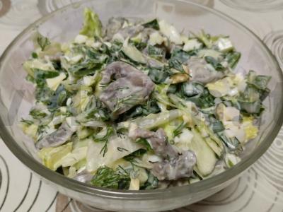 Salotas su žolelėmis ir grybais grietinėlės-česnako padaže pagrindine nuotrauka