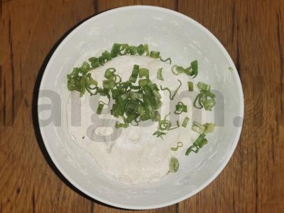 Lepeshka-galeta su žaliuoju svogūnu Žingsnis 4