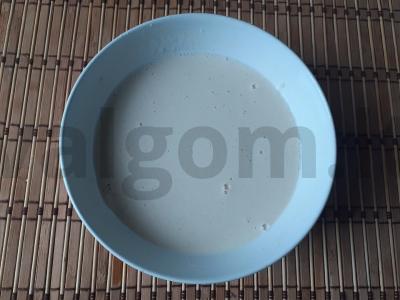 Blynai su grietine, kiaušiniu ir žaliuosius svogūnais Žingsnis 1