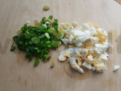 Blynai su grietine, kiaušiniu ir žaliuosius svogūnais Žingsnis 2