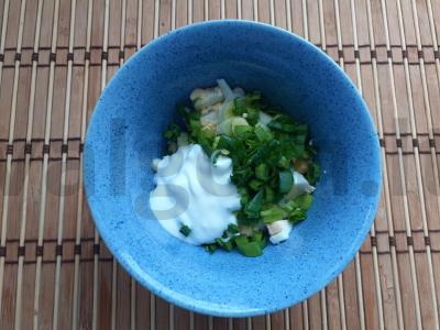 Blynai su grietine, kiaušiniu ir žaliuosius svogūnais Žingsnis 4