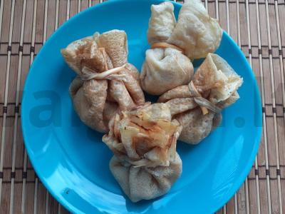 Blynai su grietine, kiaušiniu ir žaliuosius svogūnais pagrindine nuotrauka