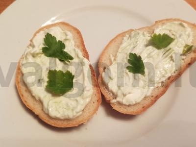 Varškės ir grietinės užtepas pagrindine nuotrauka