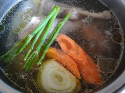 Vištienos ir daržovių sriuba su makaronais Žingsnis 2