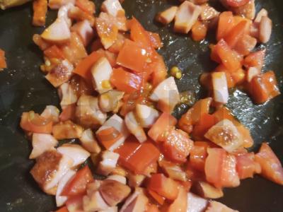 Blynai su dešrelėmis, pomidorais ir sūriu Žingsnis 1