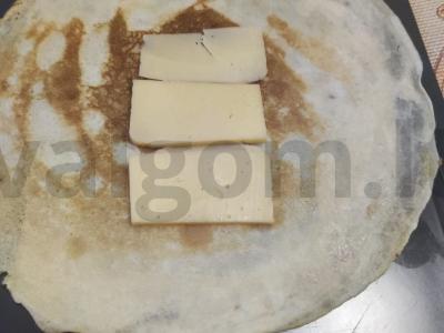 Blynai su dešrelėmis, pomidorais ir sūriu Žingsnis 2