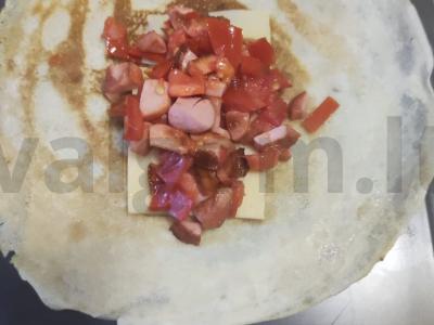 Blynai su dešrelėmis, pomidorais ir sūriu Žingsnis 3