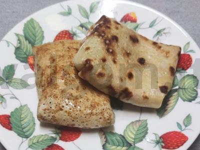 Blynai su dešrelėmis, pomidorais ir sūriu pagrindine nuotrauka