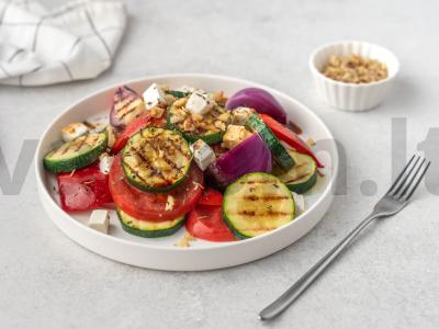 Grilio salotas su cukinijomis ir paprikomis pagrindine nuotrauka