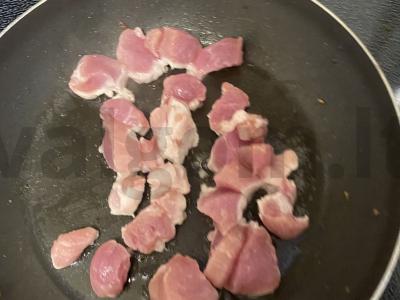 Grikių košė su kiaulienos gabaliukais, paprika ir svogūnu Žingsnis 1