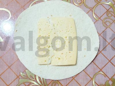 Sotūs trikampis su karbonaidu, pomidoru ir sūriu Žingsnis 1