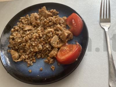 Grikių košė su kiaulienos gabaliukais, paprika ir svogūnu pagrindine nuotrauka