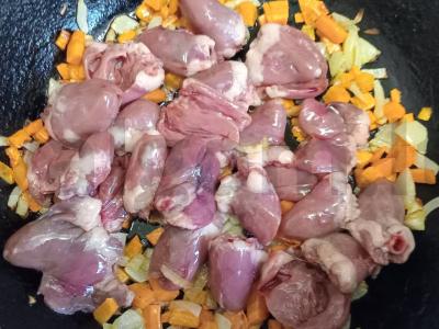 Kvinoja su vištienos širdelėmis Žingsnis 3