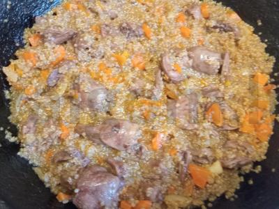 Kvinoja su vištienos širdelėmis Žingsnis 8