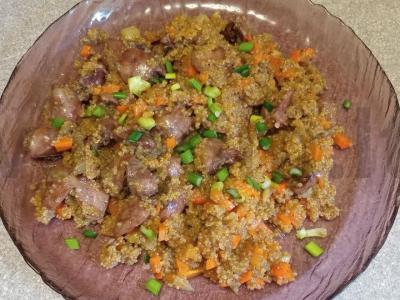 Kvinoja su vištienos širdelėmis pagrindine nuotrauka