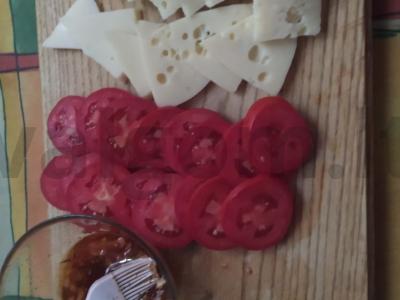 Baklažanų ventiliatorius su pomidorais ir sūriu Žingsnis 2