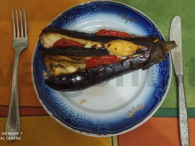 Baklažanų ventiliatorius su pomidorais ir sūriu pagrindine nuotrauka