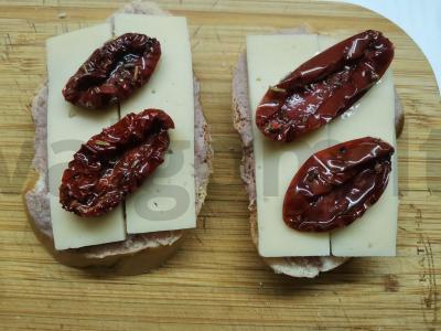 Sumuštiniai su paštetu, sūriu ir džiovintais pomidorais Žingsnis 4