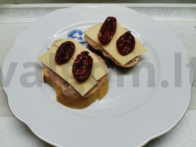 Sumuštiniai su paštetu, sūriu ir džiovintais pomidorais pagrindine nuotrauka