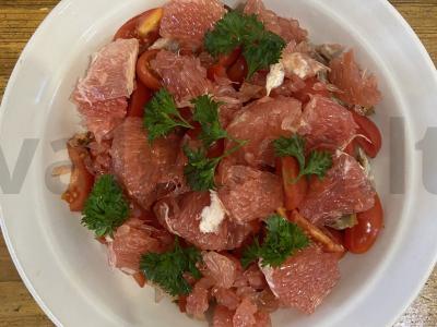 Rūkytos kiaulienos, vyšnių pomidorų ir greipfrutų salotas „Sotūs-sultingi“ pagrindine nuotrauka