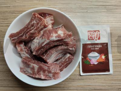 Kiaulienos šonkauliai, kepti maišelyje su morkomis Žingsnis 1