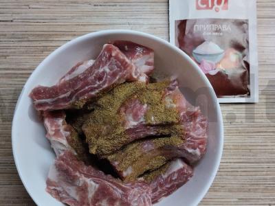 Kiaulienos šonkauliai, kepti maišelyje su morkomis Žingsnis 2