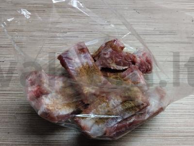 Kiaulienos šonkauliai, kepti maišelyje su morkomis Žingsnis 5