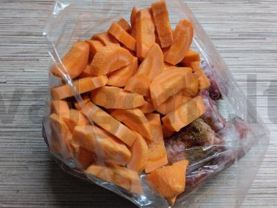 Kiaulienos šonkauliai, kepti maišelyje su morkomis Žingsnis 6