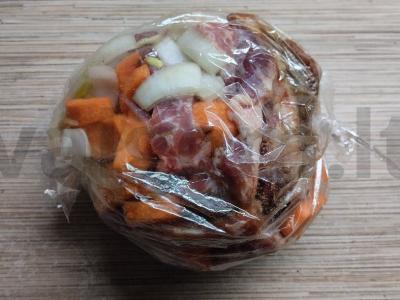 Kiaulienos šonkauliai, kepti maišelyje su morkomis Žingsnis 8