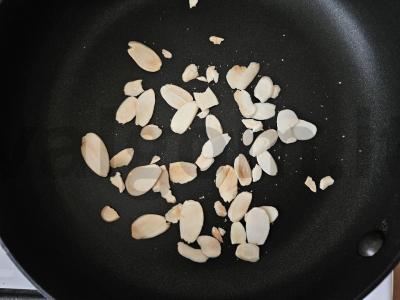 Saldūs sumuštiniai su aviečių džemu ir migdolų drožlėmis Žingsnis 2