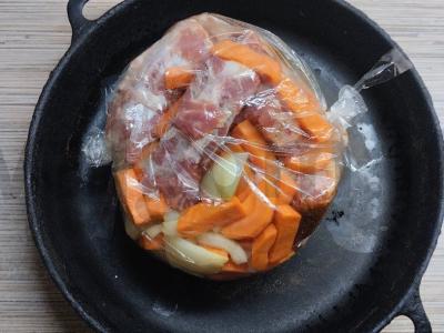 Kiaulienos šonkauliai, kepti maišelyje su morkomis Žingsnis 9